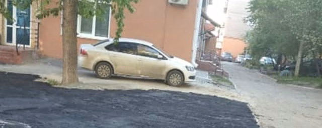 В Омске в одном из дворов рабочие закатали газон в асфальт