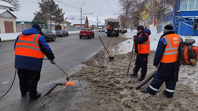 В Оренбурге консервируют выбоины на ул. Туркестанской