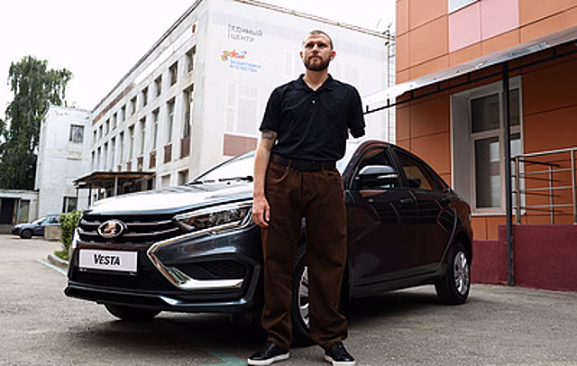 Денис Майданов вручил автомобиль Lada ветерану СВО