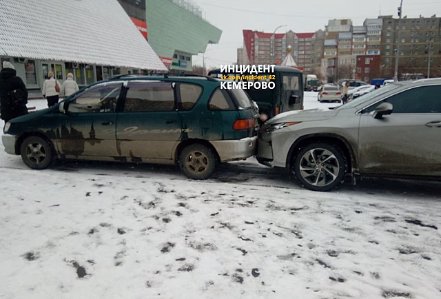Легковушки столкнулись у кемеровского ТРЦ