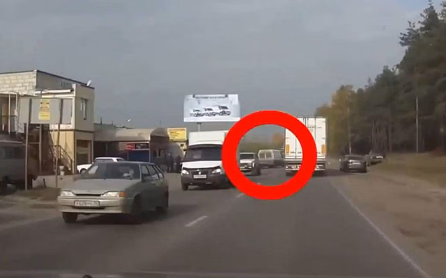 Как дальнобойщики наказывают водителей легковушек (видео)