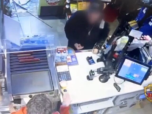 Пьяный молодой человек разбил огнетушителем дверь автозаправки на 7 км МКАД в Вешняках
