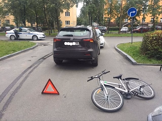 В центре Петрозаводска иномарка сбила девятилетнего велосипедиста