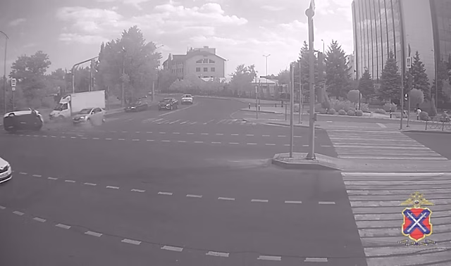 На видео попал момент ДТП, в котором пострадали дети в Волгограде
