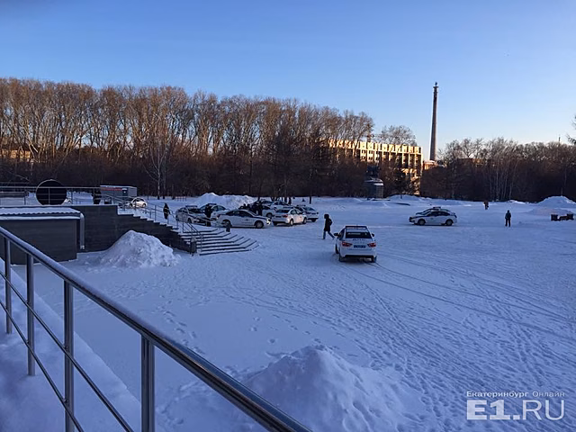 Сотрудники ГИБДД продолжили съемки поздравительного ролика к 8 марта у КРК "Уралец"