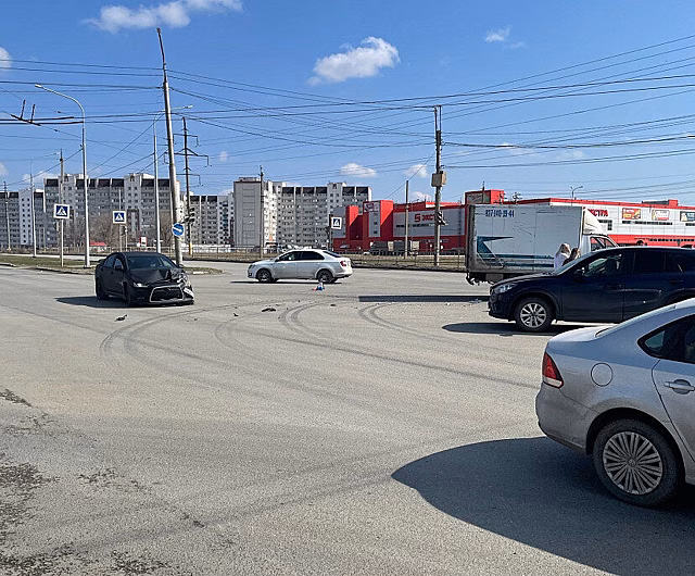 Под Саратовом произошла массовая авария с грузовиком из-за неработающего светофора