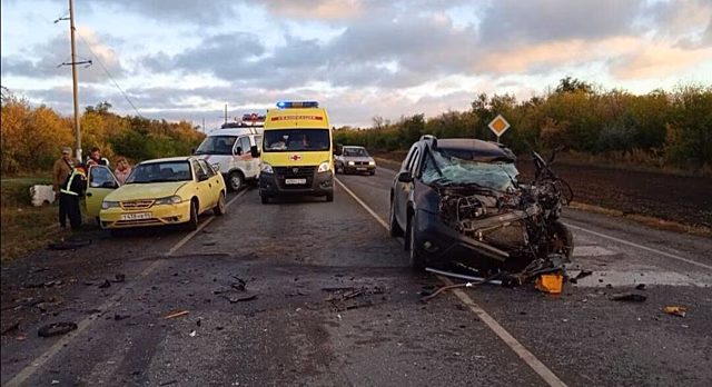 В утреннем ДТП у Саратова пострадали два человека
