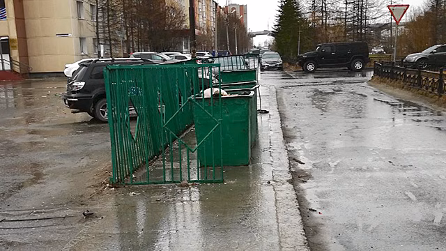 В Новом Уренгое мусорные баки установили прямо на пешеходной зоне. ФОТО