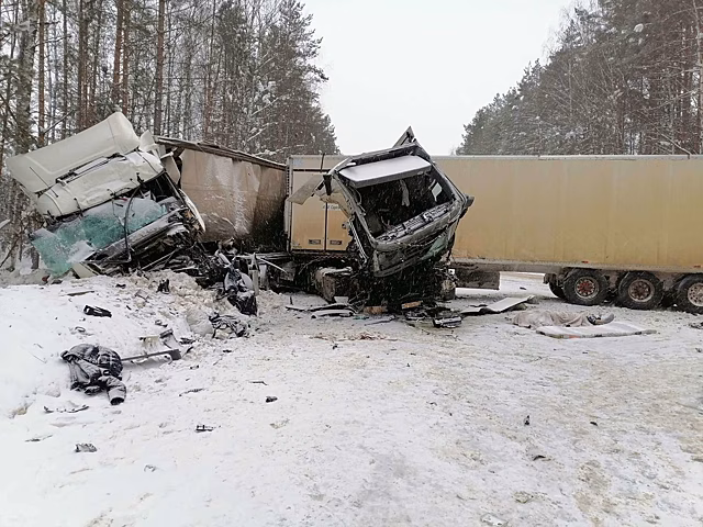 Двое человек попали в больницу после ДТП с фурами в Краснобаковском районе