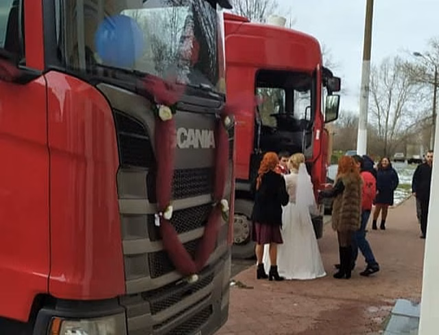 Фото дня: жених и невеста приехали в ЗАГС на грузовике