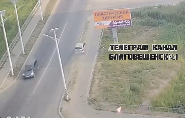 В Благовещенске на улице Василенко, где произошла трагедия, легковушка снова вылетела на тротуар