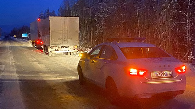 Автоинспекторы Ноябрьска помогли водителю грузовика на трассе