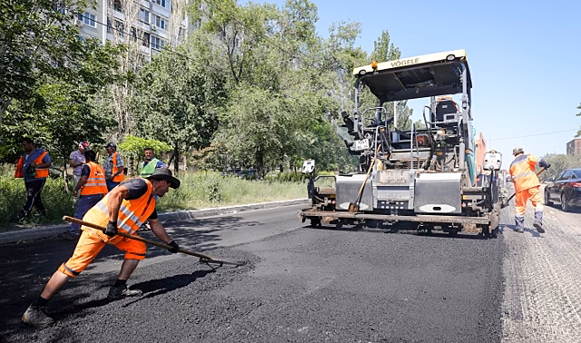 На улице генерала Глушко в Волгограде начинаю укладывать асфальт