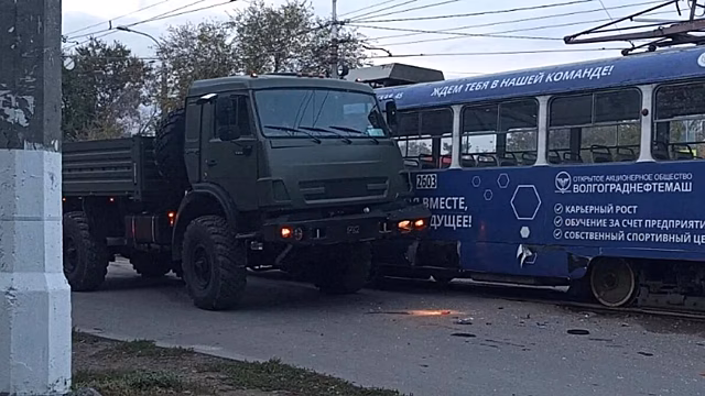 В Волгограде произошло ДТП с участием грузовика и трамвая