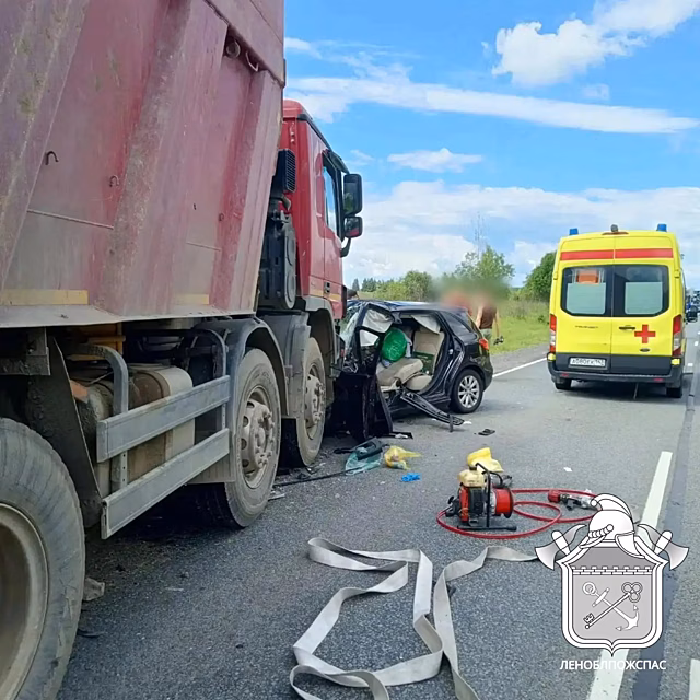 В Ленобласти Mercedes разворотило в жесткой аварии с фурой