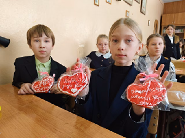В Твери сотрудники Госавтоинспекции и гимназисты провели акцию «Наши сердца в ваших руках!»
