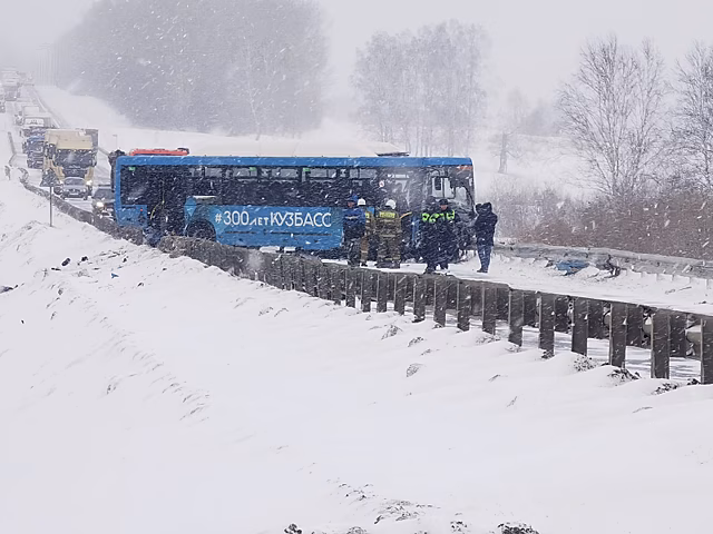 На российской трассе в ДТП с автобусом погибли пять человек. Всё из-за обгона