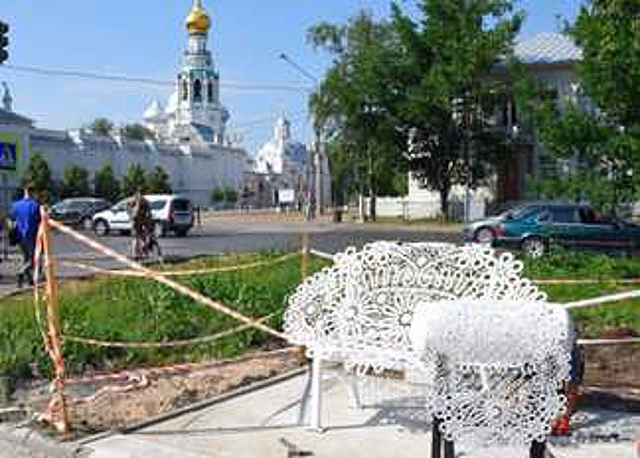 Кружевная скамейка появилась на проспекте Победы в Вологде