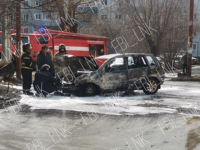 Иномарка полностью сгорела на глазах кузбассовцев