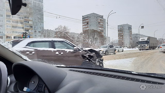 Автомобили получили серьезный урон при столкновении на кемеровском проспекте