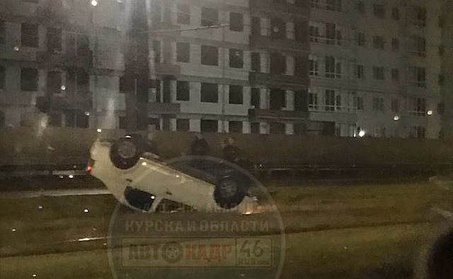 В Курске автомобиль «Логан» вылетел на трамвайные пути и перевернулся на крышу