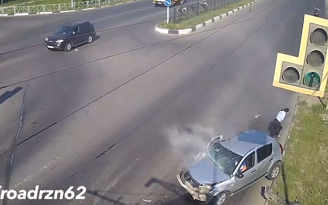 В сети появилось видео момента ДТП на Московском шоссе в Рязани