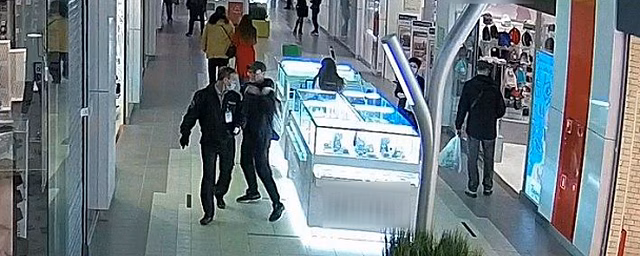 Видео: В Санкт-Петербурге посетитель ТЦ подрался с охранником из-за маски