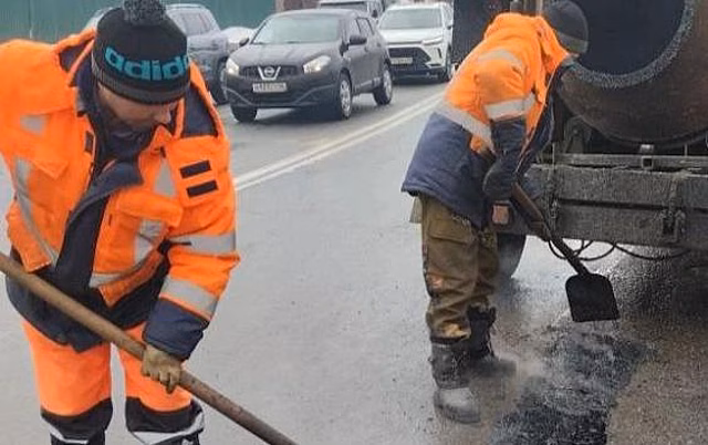 В Курске на улице Пучковка начался ямочный ремонт дороги