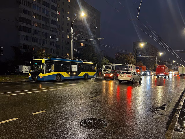 В Краснодаре полицейские устанавливают обстоятельства ДТП с участием общественного транспорта