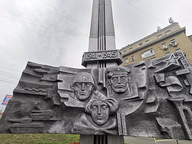 В Новосибирске завершается ремонт стелы «Героям Великой Отечественной войны» на Красном проспекте