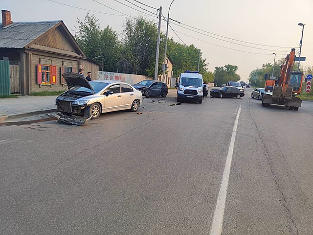 В Екатеринбурге 19-летний водитель Lada устроил ДТП с тремя пострадавшими