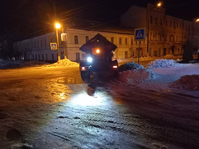 В Вольске спецтехника оперативно вышла на очистку дорог