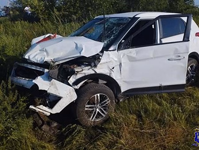 В Кинельском районе автомобиль Hyundai Creta слетел в кювет, врезался в дерево и перевернулся