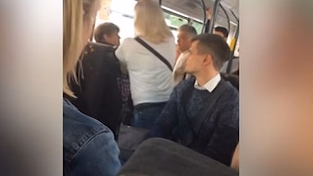 Очевидцы засняли на видео женщину, устроившую дебош в автобусе в Перми