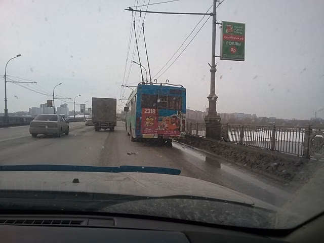 Троллейбусы встали на Коммунальном мосту из-за обрыва проводов