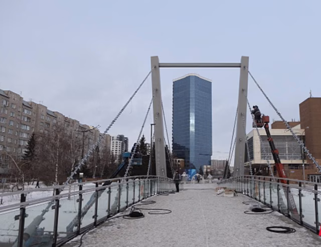 В Красноярске на новом мосту около БКЗ делают подсветку