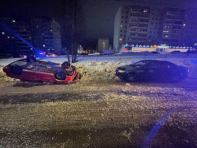 Автомобиль перевернулся во время аварии в Костроме: есть пострадавшие