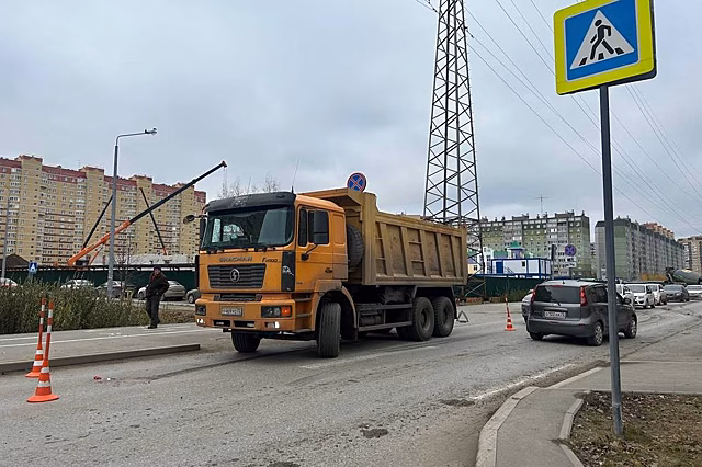 Грузовик на полной скорости сбил подростка на пешеходном переходе в Тюмени
