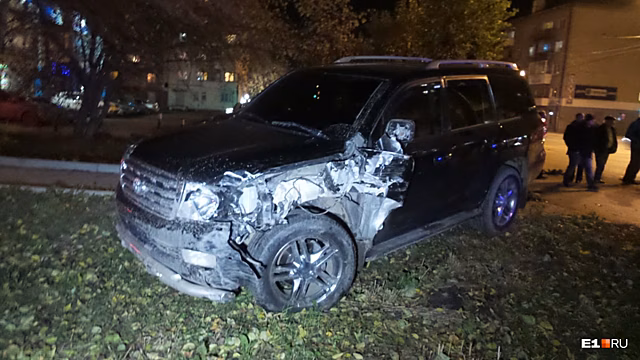 Дорожное видео недели: пьяный трус на Toyota и жёсткое столкновение байкера с трактором