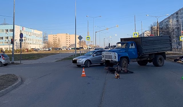 В Самаре водитель грузовика сбил школьника на мотоцикле