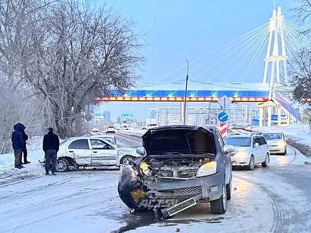 На спуске с Димитровского моста в Новосибирске произошло ДТП