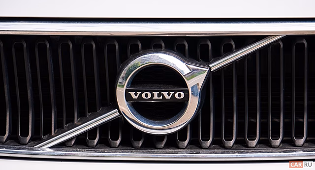 Volvo EX90 Excellence — электрический внедорожник с четырьмя сиденьями, двуцветной окраской и холодильником для шампанского