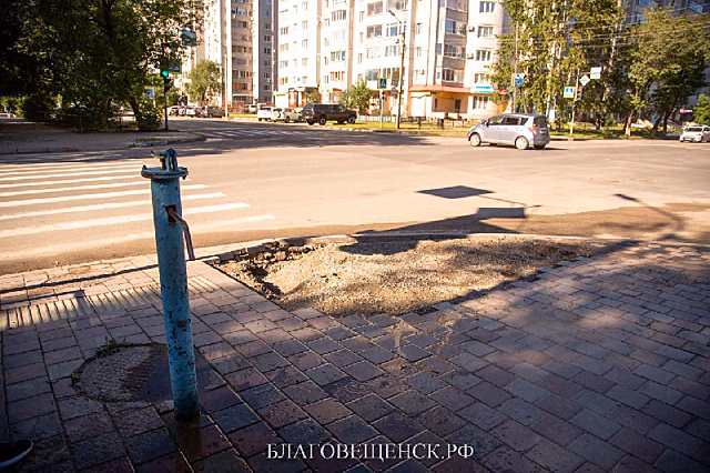В Благовещенске заделали провалы в тротуарах и рассказали, почему они появились