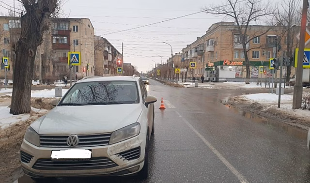 Под Волгоградом днем иномарка сбила на зебре 9-летнюю девочку