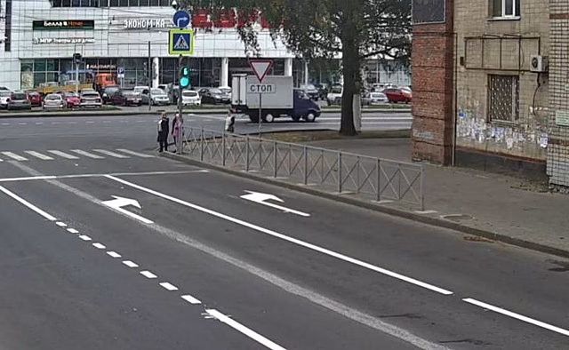 В Курске на улицах Хуторская и Ломакина на пересечении с Карла Маркса организовали две полосы выезда