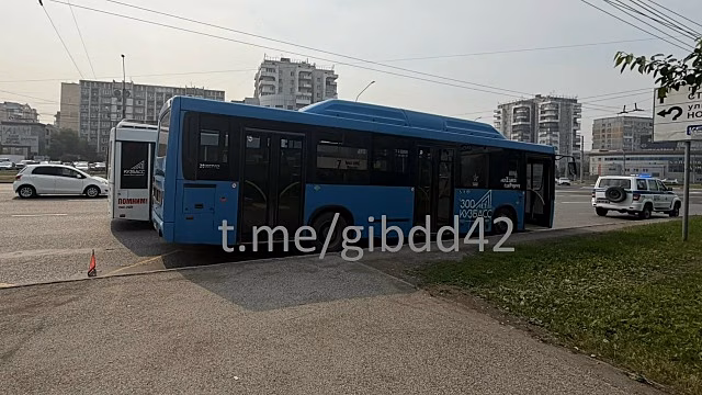 Пенсионерка в Новокузнецке упала в автобусе и травмировалась - подробности