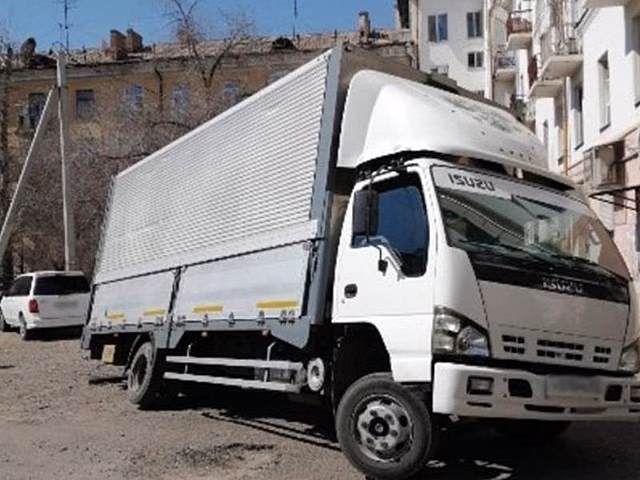 Грузовик с сахаром провалился в асфальт во дворе в центре Читы