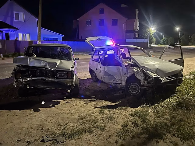 Два ВАЗа жестко столкнулись под Жуковкой: есть пострадавшая