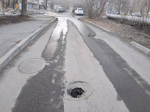 В Челябинске на Плеханова провалился асфальт, на Кировке – плитка