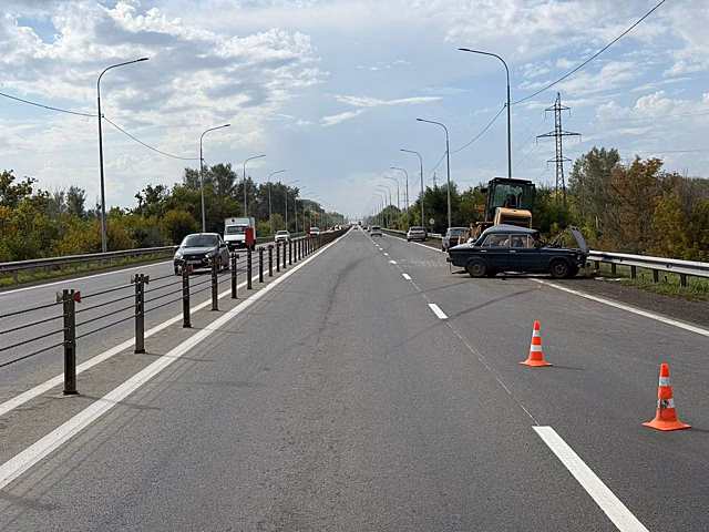 В Оренбурге водитель ВАЗа врезался в трактор